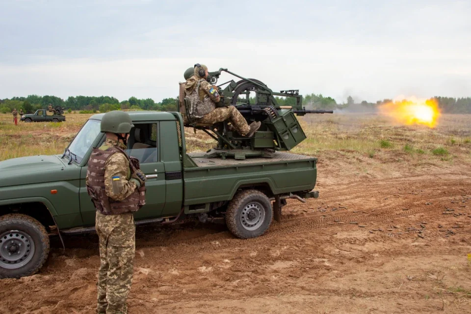 Артилеристи бригади «Рубіж» ведуть вогонь з пікапа на Покровському напрямку