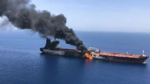 Палаючий танкер тіньового флоту РФ після атаки дронів ЗСУ в Азовському морі