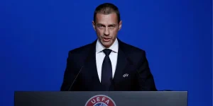 Президент УЄФА Александер Чеферін виступає за трибуною з логотипом організації