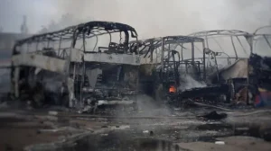 Обгорілі каркаси автобусів у густому диму після удару по транспорту Одещини