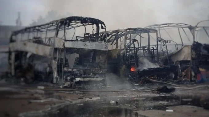 Обгорілі каркаси автобусів у густому диму після удару по транспорту Одещини