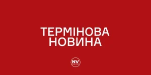 Червоний фон з білим написом термінова новина та логотипом NV New Voice