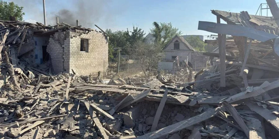 Зруйновані цегляні будинки та купи уламків після удару по приватному сектору Запоріжжя