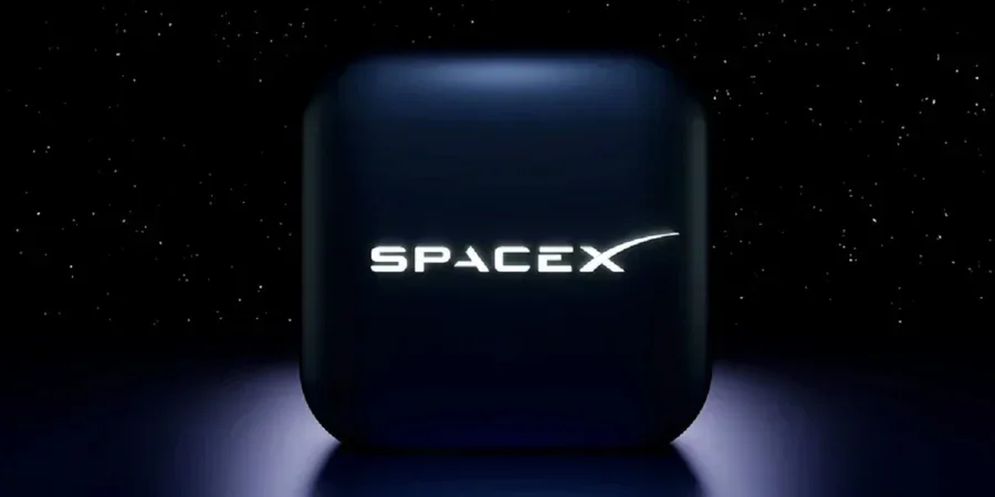 Чорний кубічний обєкт із білим логотипом SpaceX на тлі зоряного неба
