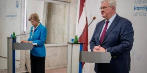 Андрій Сибіга на пресконференції з іноземною колегою біля подіумів