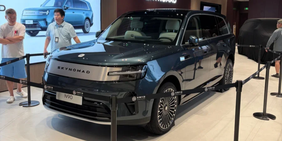 Темно-синій позашляховик Skynomad N90 на виставковому стенді