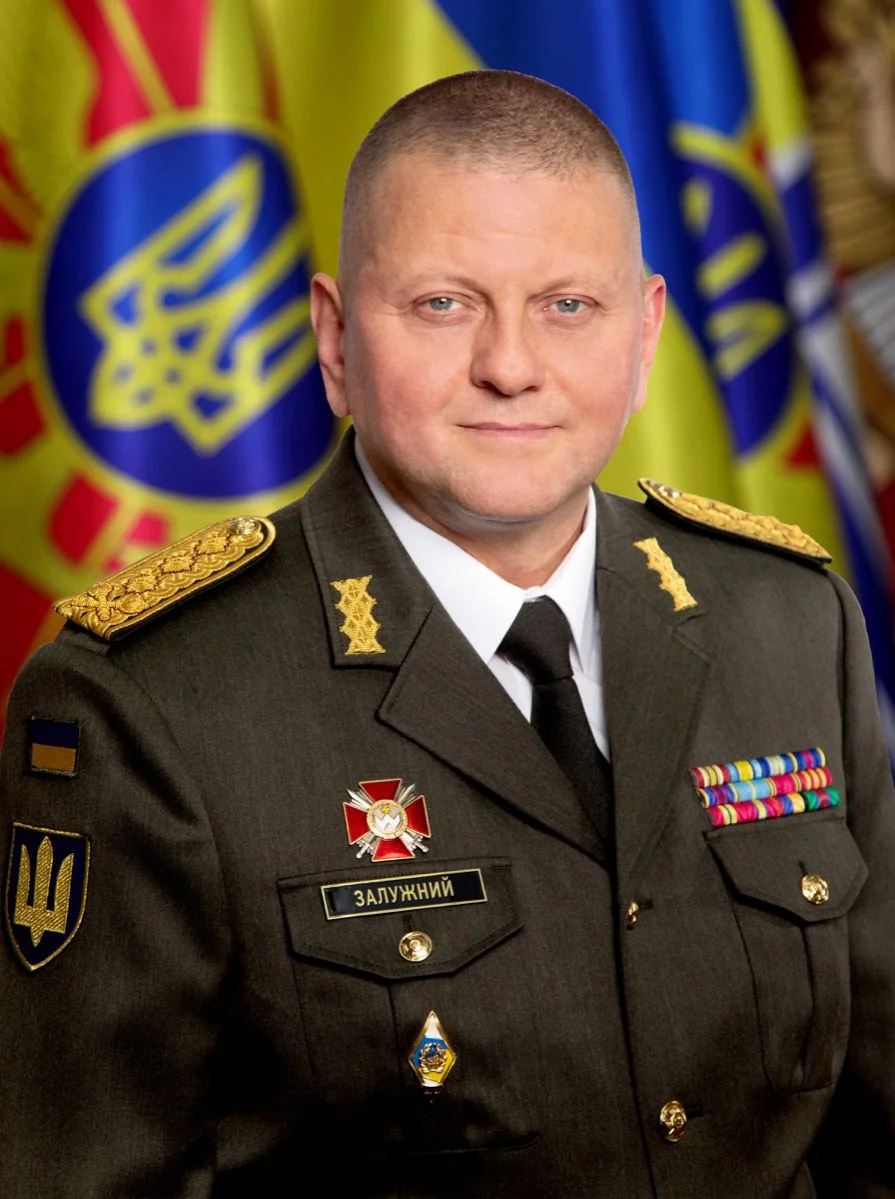 Портрет генерала Валерія Залужного у військовій формі на тлі українських прапорів